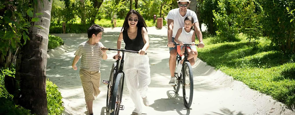 Familia en Maldivas en Bicicleta camino naturaleza hotel Anantara Dhigu